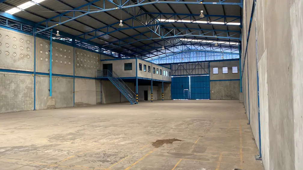 Leere Industrielagerhalle nach einer Betriebsauflösung bereit für die Maschinenräumung