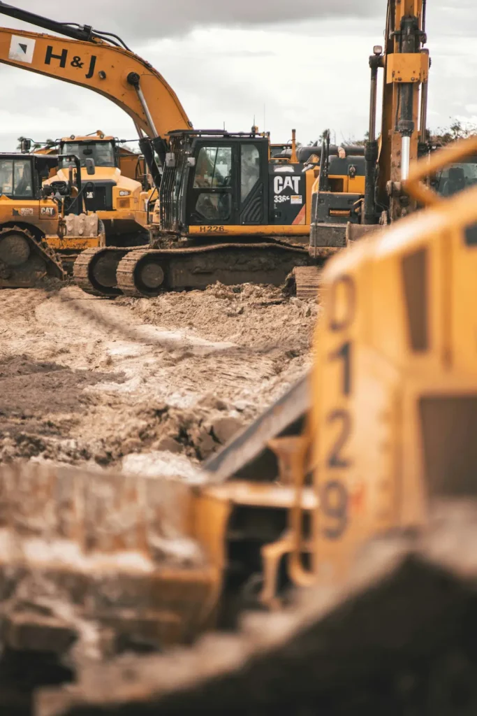 Kaufen Vertrauensvolle Partnerschaft in der Beschaffung gebrauchter Baumaschinen mit Baggern im Hintergrund