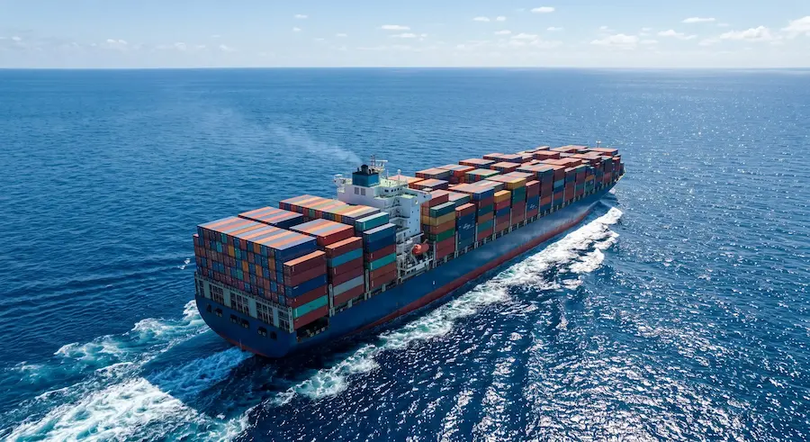 project-4 Containerschiff auf See als Symbol für Exportlogistik und weltweite Maschinenlieferung